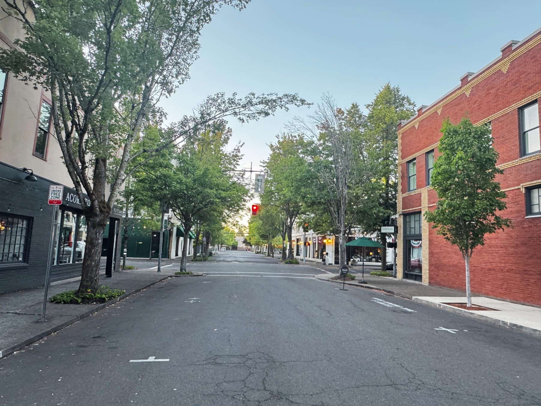 La tranquila y arbolada Third Street en el centro histórico de McMinnville, Oregón, el distrito alrededor de la oficina de Abraham Hanson Law