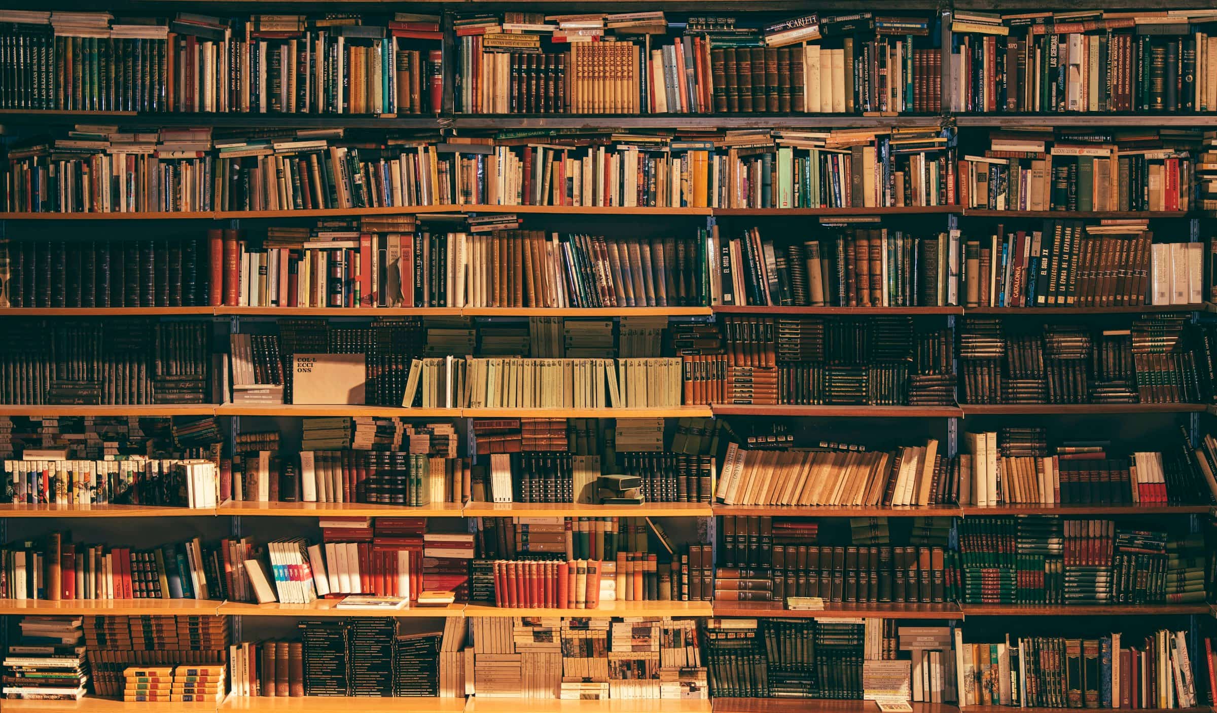 Estantes de libros de derecho en una biblioteca, la investigación detrás de una defensa penal