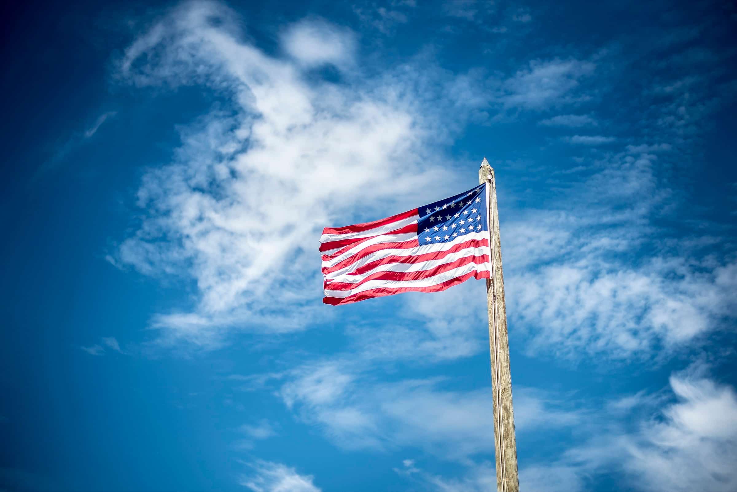 La bandera de Estados Unidos ondeando contra el cielo azul